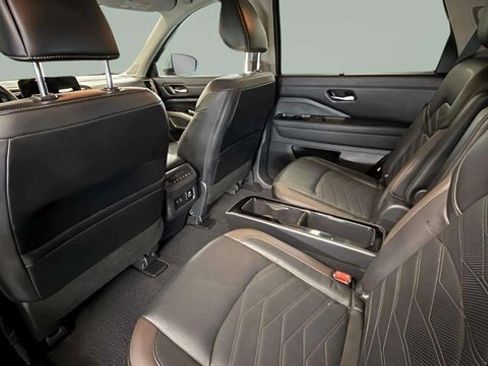 Used 2024 Nissan Pathfinder Platinum image 22