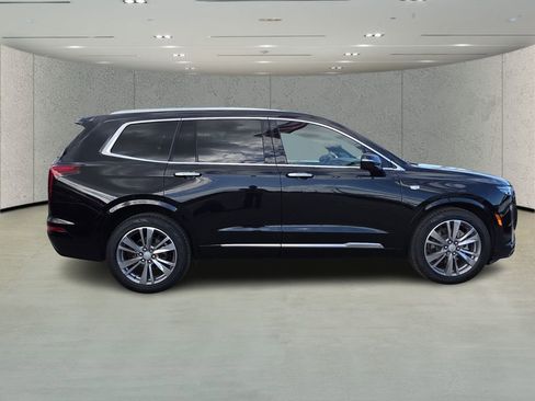 Used 2022 Cadillac XT6 Premium Luxury image 2