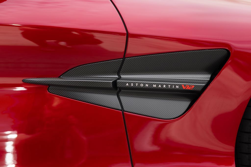 Used 2025 Aston Martin Vanquish RWD image 22