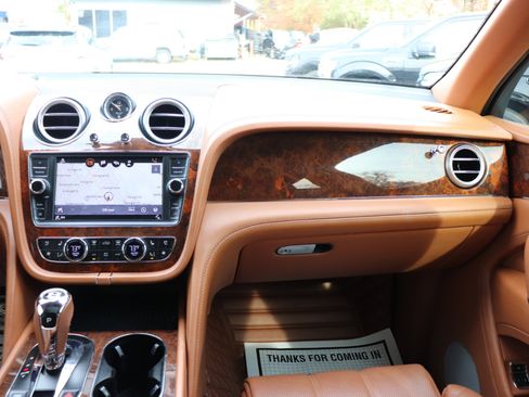 Used 2017 Bentley Bentayga image 18