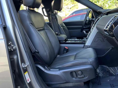 Used 2018 Land Rover Discovery HSE AWD/4WD image 19