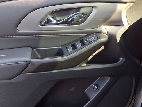 Used 2023 Chevrolet Traverse LT FWD image 16