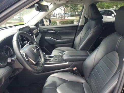 Used 2022 Toyota Highlander XLE AWD/4WD image 17