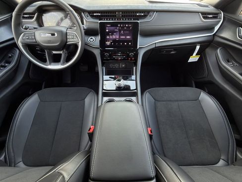 New 2025 Jeep Grand Cherokee L Altitude image 10