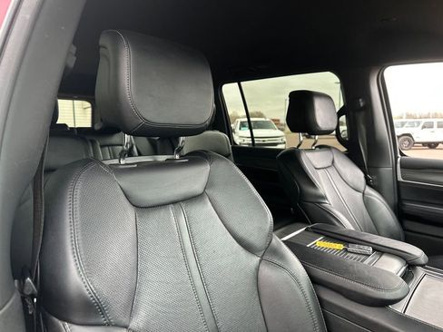 Used 2024 Jeep Wagoneer Series III AWD/4WD image 31