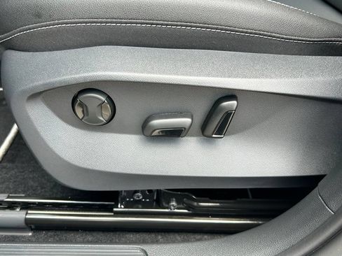 New 2026 Volkswagen Taos SE FWD image 21