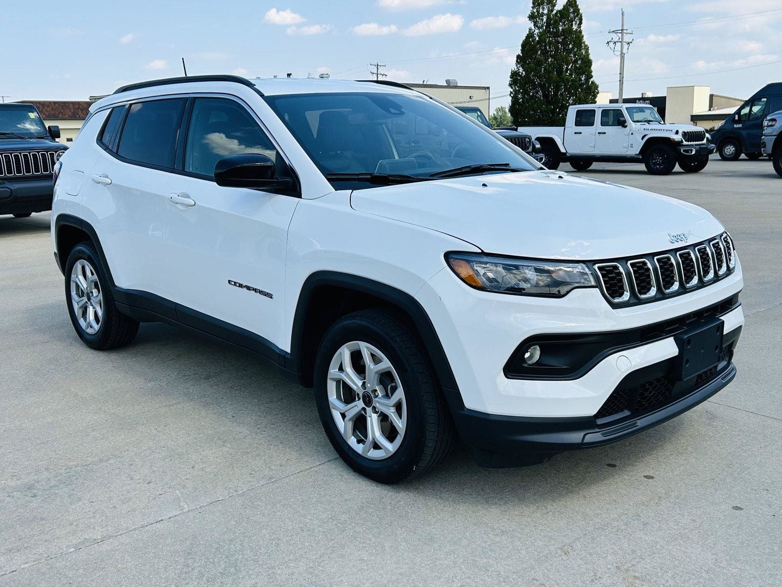 Used 2025 Jeep Compass Latitude AWD/4WD image 2