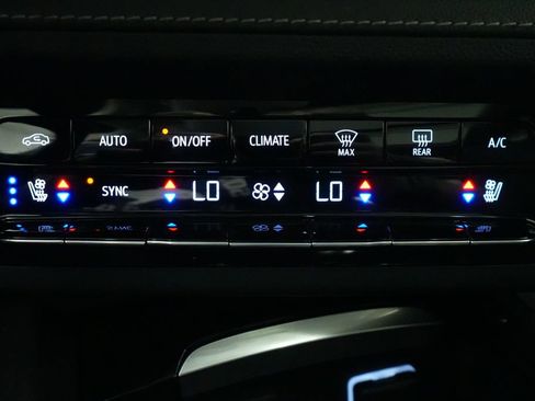 Used 2022 Buick Envision Avenir w/ Technology Package II FWD image 41