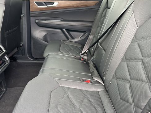 Used 2025 Volkswagen Atlas SE image 15