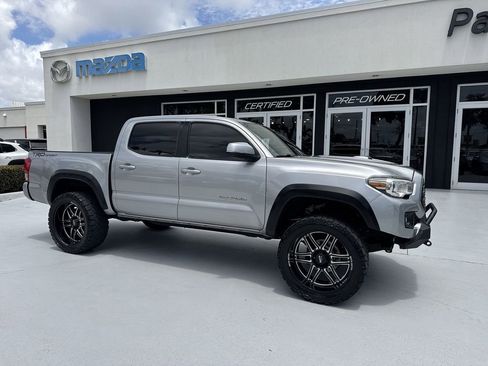 Used 2017 Toyota Tacoma TRD Sport w/ Tow Package RWD image 6