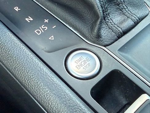 Used 2020 Volkswagen Atlas Cross Sport SE w/ Panoramic Sunroof Package FWD image 36