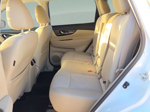 Used 2020 Nissan Rogue SV w/ Premium Package image 11