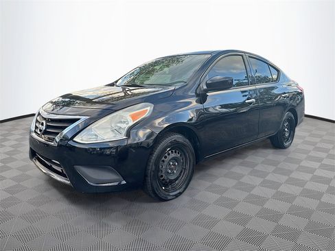 Used 2019 Nissan Versa SV image 4