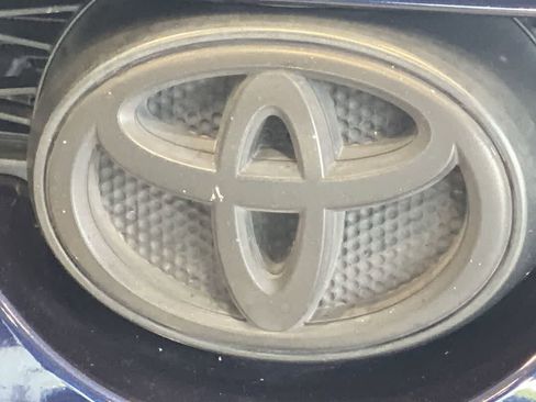 Used 2017 Toyota 4Runner SR5 AWD/4WD image 10