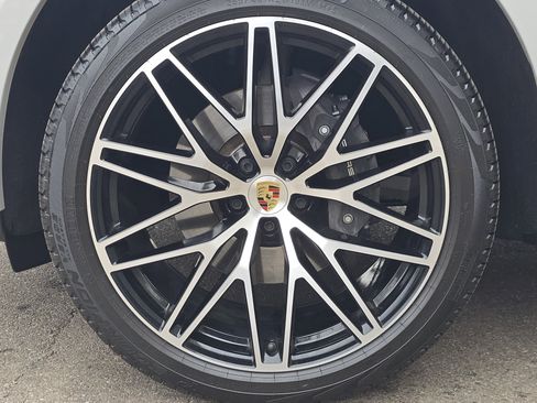 Certified 2025 Porsche Macan image 27