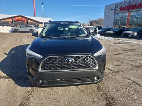 Used 2023 Toyota Corolla Cross XLE image 2