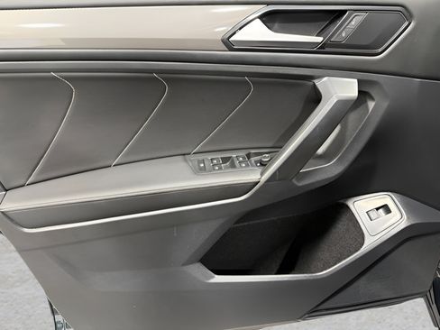 Used 2022 Volkswagen Tiguan SE w/ Panoramic Sunroof Package FWD image 9