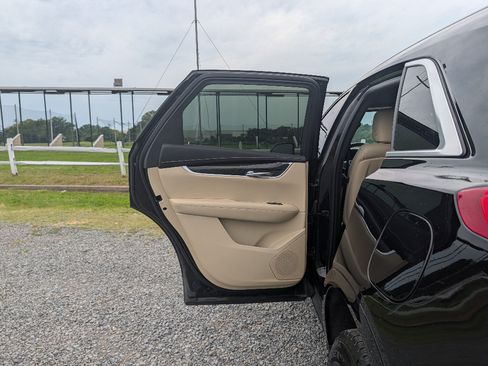 Used 2018 Cadillac XT5 AWD image 11
