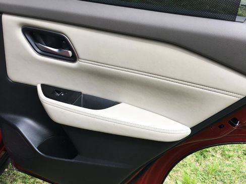 Used 2021 Nissan Rogue SL w/ Premium Package image 16