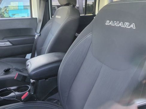 Used 2018 Jeep Wrangler Unlimited Sahara w/ Connectivity Group AWD/4WD image 7