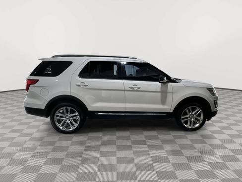 Used 2017 Ford Explorer XLT w/ Equipment Group 202A AWD/4WD image 6