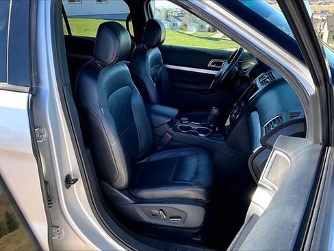 Used 2016 Ford Explorer XLT w/ Equipment Group 202A AWD/4WD image 30