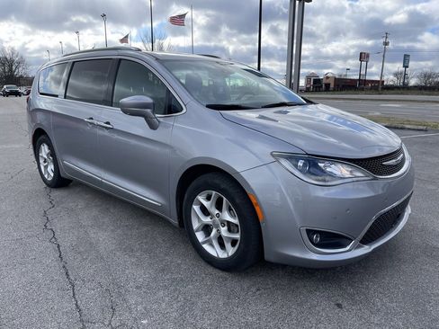 Used 2020 Chrysler Pacifica Touring-L image 3