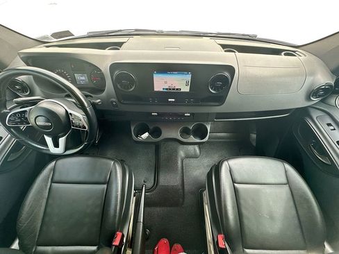 Used 2019 Freightliner Sprinter 144 RWD image 10