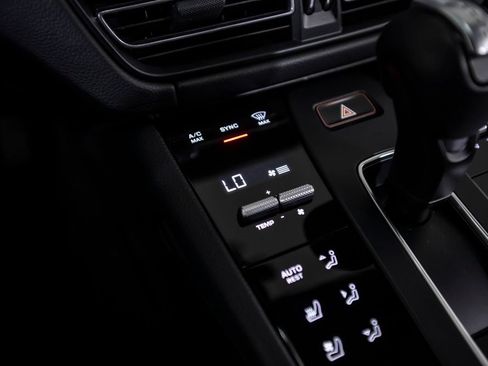 Used 2024 Porsche Macan w/ Premium Plus Package AWD/4WD image 31