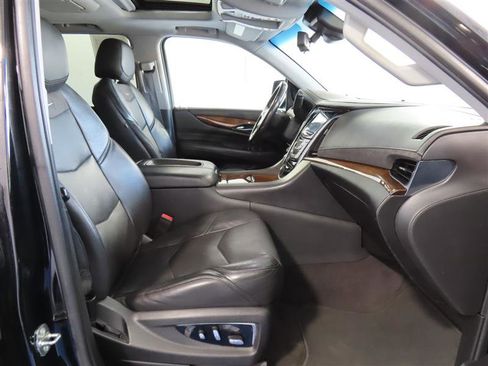 Used 2020 Cadillac Escalade Premium Luxury image 40