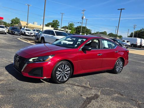 Used 2025 Nissan Altima 2.5 SV FWD image 3
