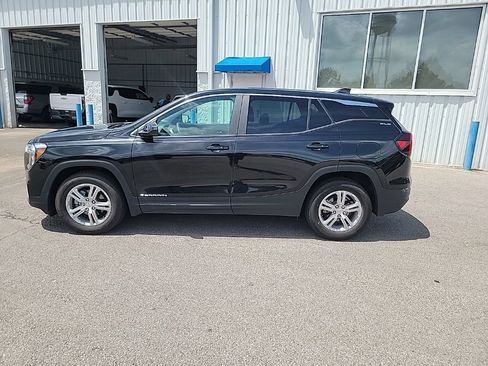 Used 2024 GMC Terrain SLE FWD image 2