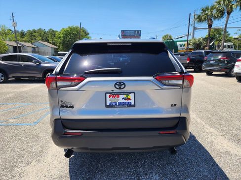 Used 2021 Toyota RAV4 LE image 4