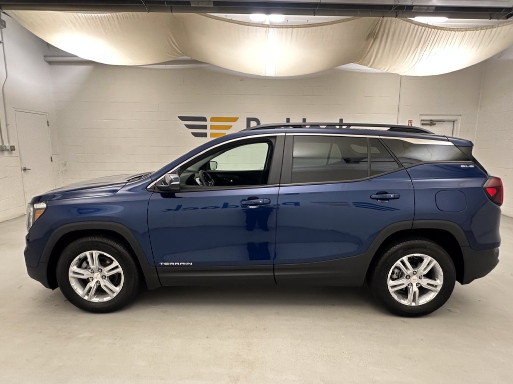 Used 2023 GMC Terrain SLE w/ Driver Convenience Package FWD image 4