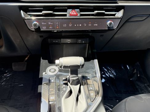 Used 2025 Kia Niro EX FWD image 25