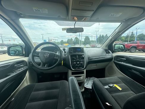 Used 2018 Dodge Grand Caravan SE w/ UConnect Hands-Free Group FWD image 21