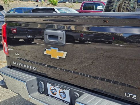 Used 2018 Chevrolet Silverado 1500 LTZ w/ LTZ Plus Package AWD/4WD image 14