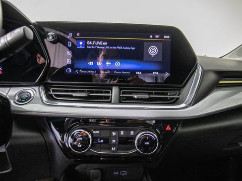 Used 2025 Chevrolet Trax LT FWD image 24