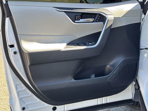 Used 2020 Toyota RAV4 XLE Premium image 14