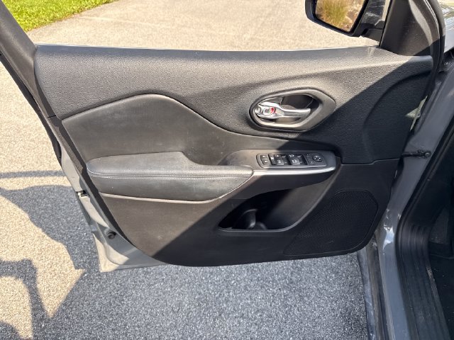 Used 2020 Jeep Cherokee Latitude Plus AWD/4WD image 20