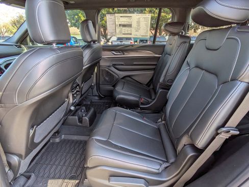 New 2025 Jeep Grand Cherokee L Limited w/ Luxury Tech Group II AWD/4WD image 15