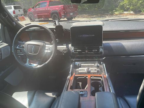 Used 2019 Lincoln Navigator L Reserve AWD/4WD image 6