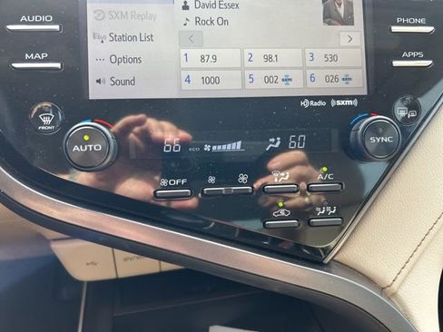 Used 2020 Toyota Camry XLE image 12