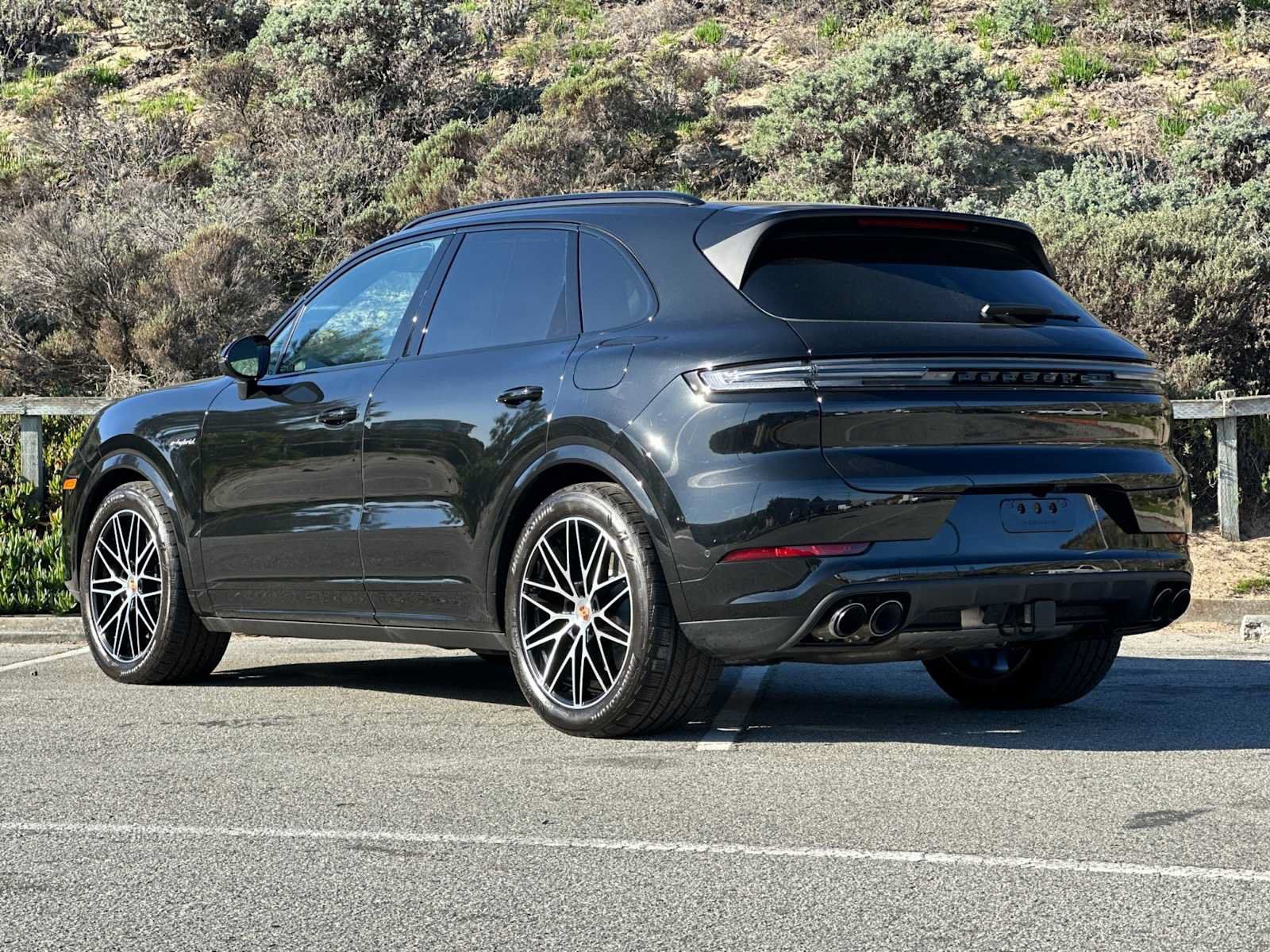Certified 2025 Porsche Cayenne E-Hybrid AWD/4WD image 3
