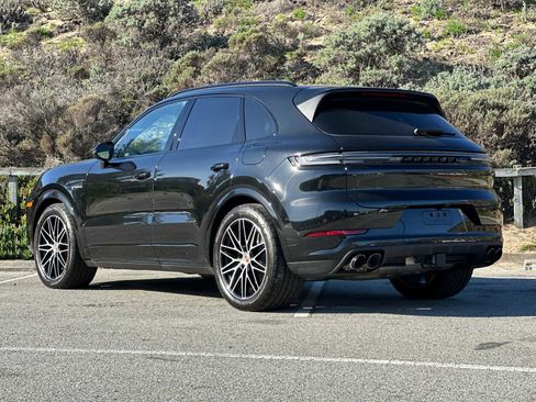 Used 2025 Porsche Cayenne E-Hybrid image 3