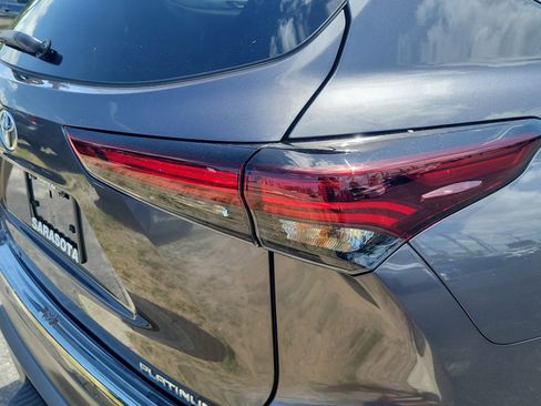 Used 2024 Toyota Highlander Platinum FWD image 11