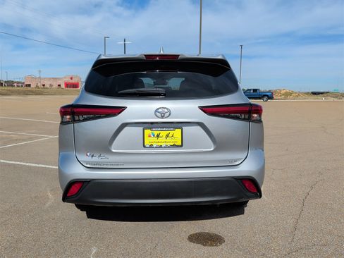 Used 2021 Toyota Highlander XLE image 7