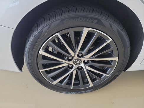 Used 2024 Lexus ES 250 w/ Premium Package AWD/4WD image 9