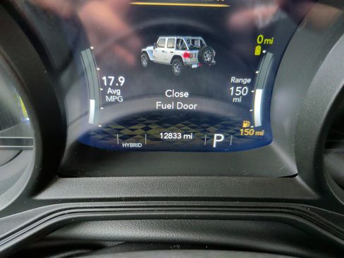 Used 2025 Jeep Wrangler Unlimited Sahara AWD/4WD image 20