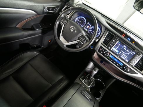 Used 2019 Toyota Highlander Limited Platinum AWD/4WD image 9